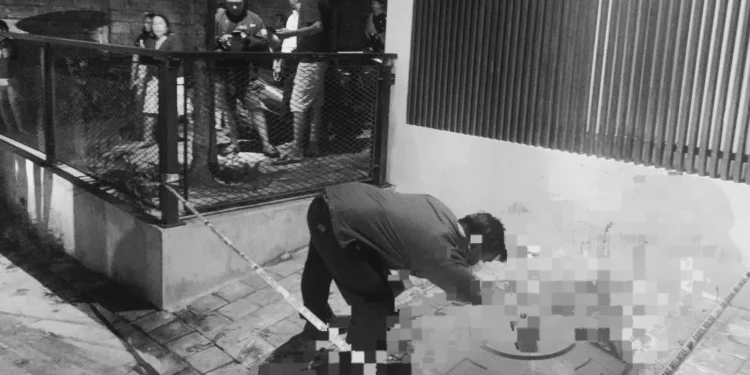 CHECKING THE CRIME SCENES: Police officers inspect the crime scene (TKP) of a murder that occurred in Kerobokan, North Kuta District, Bali. (Radar Bali)