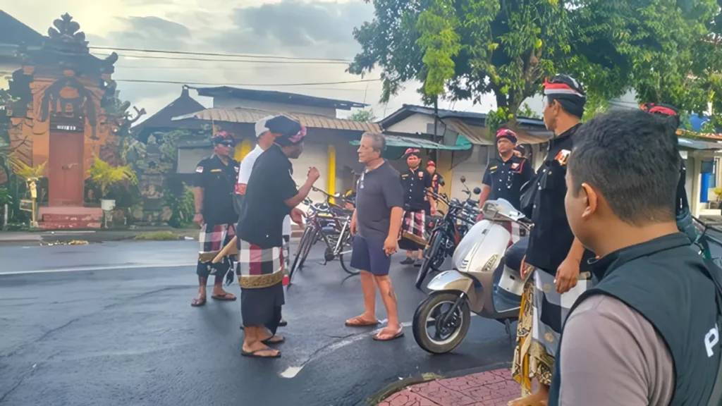 An American citizen was arrested by Pecalang (traditional Muslim community) after being caught wandering along Sukawati Highway during Nyepi, Thursday (March 20, 2026). (Photo: Gianyar Police Department doc.)