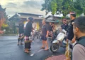 An American citizen was arrested by Pecalang (traditional Muslim community) after being caught wandering along Sukawati Highway during Nyepi, Thursday (March 20, 2026). (Photo: Gianyar Police Department doc.)