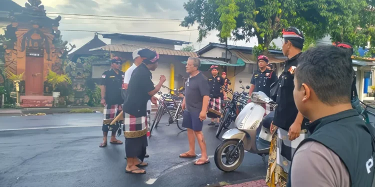 An American citizen was arrested by Pecalang (traditional Muslim community) after being caught wandering along Sukawati Highway during Nyepi, Thursday (March 20, 2026). (Photo: Gianyar Police Department doc.)