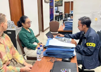 Photo: Luzian Andrin Zgraggen during questioning by Bali Police investigators (IST)