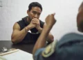 This illustration shows a criminal being interrogated by the police, illustrating the level of crime involving foreign nationals in Bali (Freepik).