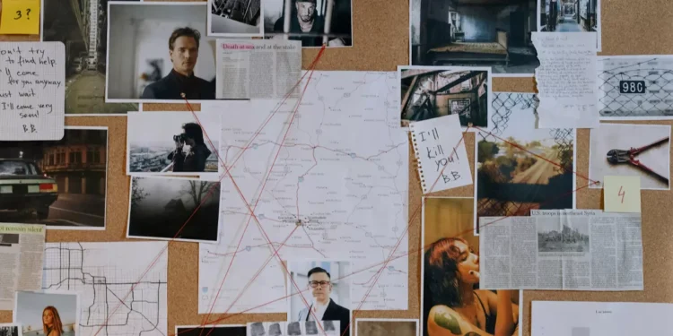 Photo : Investigation Board with Photos, Maps, and Cutouts Showing Connections (Pexels)
