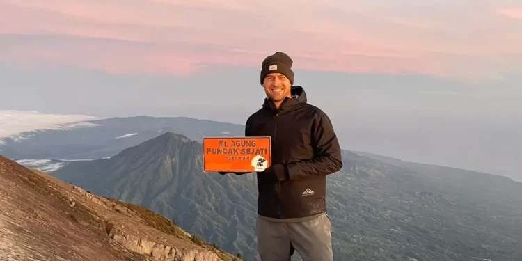 Mount Agung Closed for 28 Days: What Bali’s Sacred Ceremony Means for Travelers 37 Photo of a European tourist taking a photo at the peak of Mount Agung, Bali (IST)