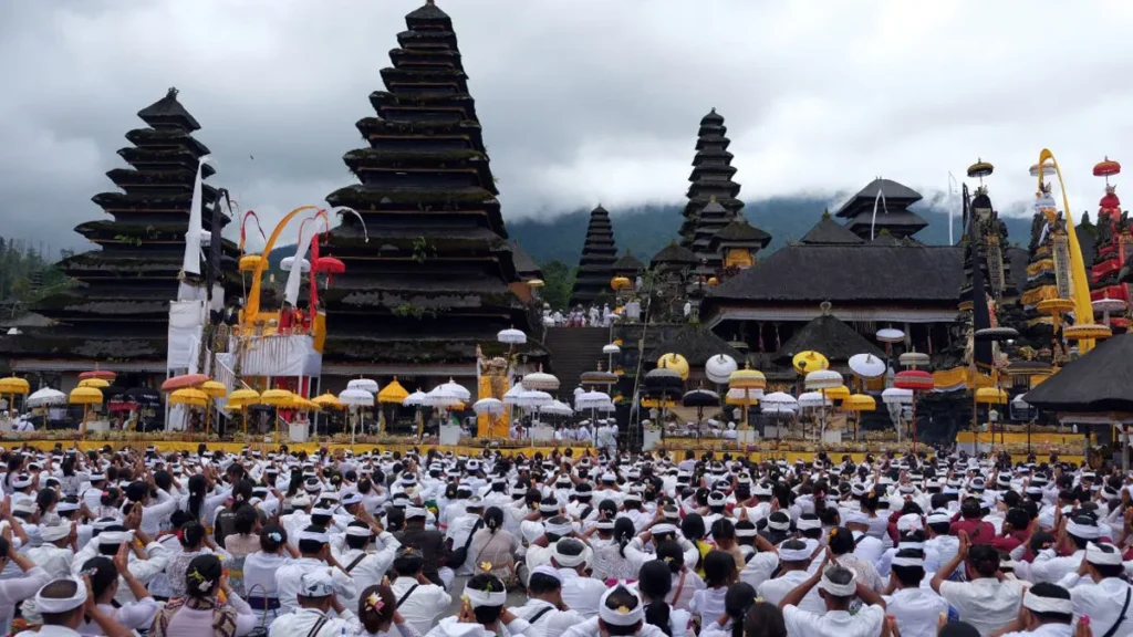 Mount Agung Closed for 28 Days: What Bali’s Sacred Ceremony Means for Travelers 38 Balinese Hindus perform prayers during the Ida Bhatara Turun Kabeh ceremony at Besakih Temple in Karangasem. (Photo: Nyoman Hendra Wibowo / ANTARA)