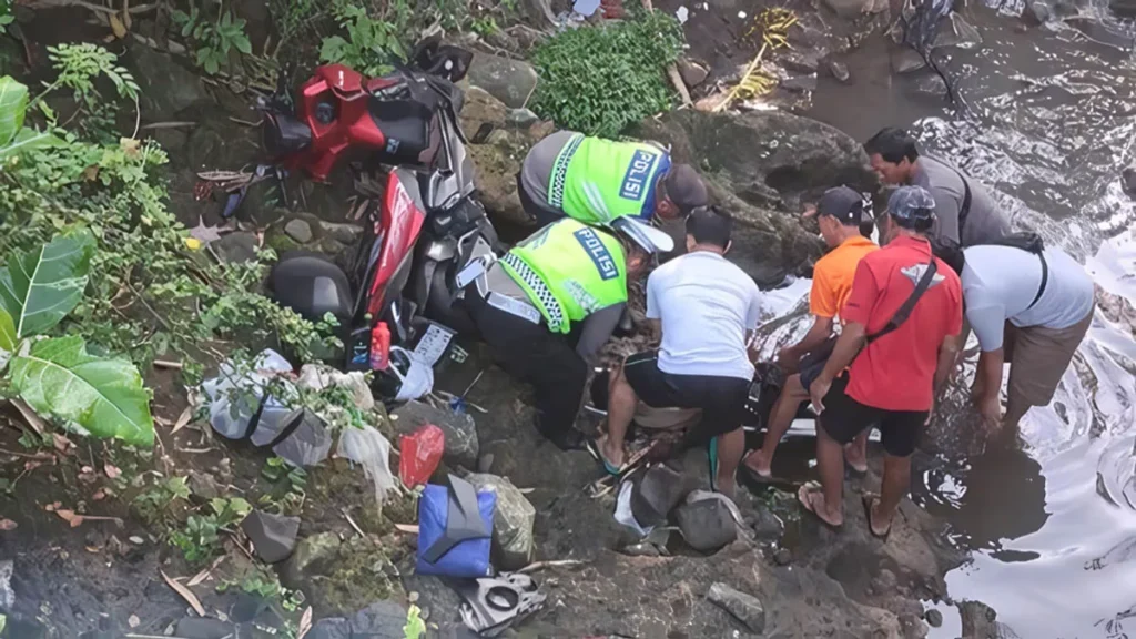 Photo: A motorcyclist plunged into a ravine under the Pangkung Berembeng Bridge in Hamjar Dinas Bajera Jero, Bajera Village, Selemadeg District, Tabanan, on Monday (March 23, 2026). (IST)