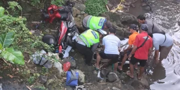 Photo: A motorcyclist plunged into a ravine under the Pangkung Berembeng Bridge in Hamjar Dinas Bajera Jero, Bajera Village, Selemadeg District, Tabanan, on Monday (March 23, 2026). (IST)