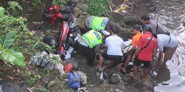 Photo: A motorcyclist plunged into a ravine under the Pangkung Berembeng Bridge in Hamjar Dinas Bajera Jero, Bajera Village, Selemadeg District, Tabanan, on Monday (March 23, 2026). (IST)