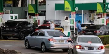 Australia and Singapore have agreed to cooperate to ensure a sufficient fuel supply in Australia. (REUTERS/Hollie Adams)