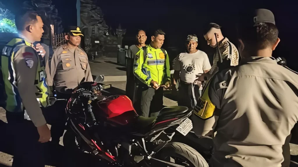 Police have apprehended a motorcycle with a noisy exhaust pipe driven by a Ukrainian national at Cemagi Beach, Badung, Bali. (Photo: Badung Police)