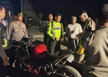 Police have apprehended a motorcycle with a noisy exhaust pipe driven by a Ukrainian national at Cemagi Beach, Badung, Bali. (Photo: Badung Police)