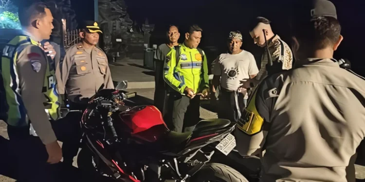 Police have apprehended a motorcycle with a noisy exhaust pipe driven by a Ukrainian national at Cemagi Beach, Badung, Bali. (Photo: Badung Police)