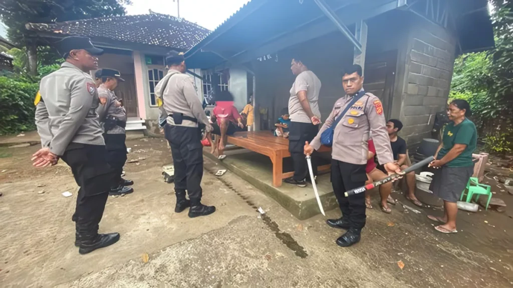 Man Injured in Sword Attack During Nyepi in Buleleng, Suspect Arrested 1 Police arrived at the scene of an assault during Nyepi Day in Hamjar Dinas Kajanan, Joanyar Village, Seririt District, Buleleng, Bali, Thursday (March 19, 2026). (Photo: Special Doc.)