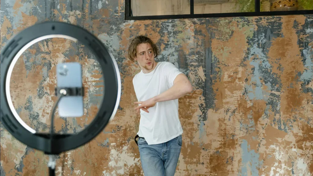 Illustration of a man doing a live broadcast on TikTok (Pexels)