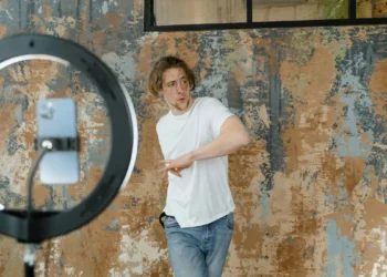 Illustration of a man doing a live broadcast on TikTok (Pexels)