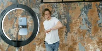 Illustration of a man doing a live broadcast on TikTok (Pexels)