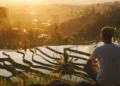 Illustration photo of a tourist looking at a stretch of rice fields and intending to buy land in Bali (Freepik)