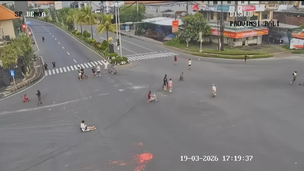 Photo: Screenshot of residents leaving during Nyepi at Simpang Pesanggaran. (IST)