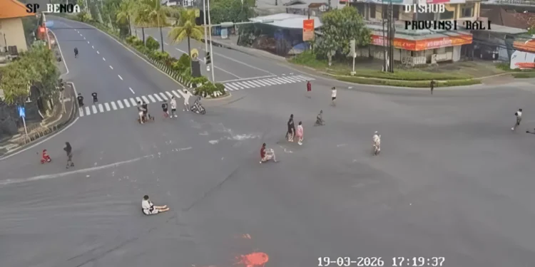 Photo: Screenshot of residents leaving during Nyepi at Simpang Pesanggaran. (IST)