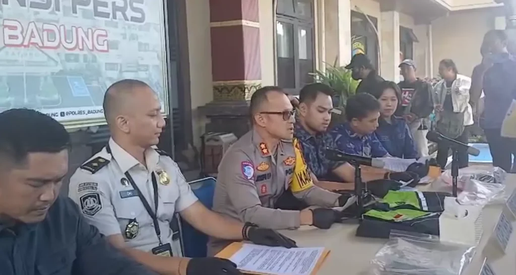 French and Italian Tourists Face 10 Years in Prison Over Bali Explicit Video Using Ojek Jackets 40
Badung Police Press Conference Regarding the Arrest of Three Foreign Nationals Suspected of Making Pornographic Videos in Bali