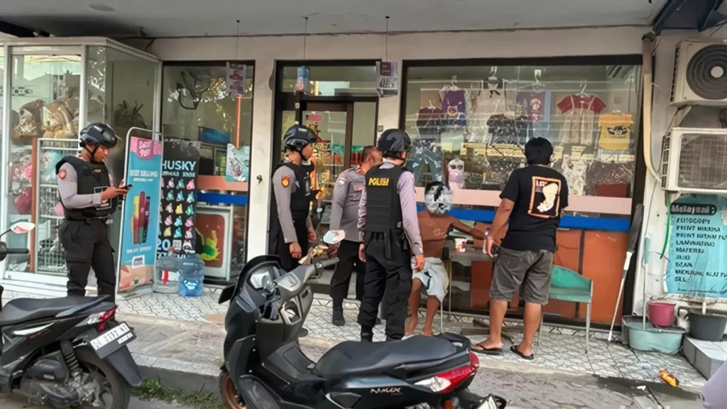American Tourist Detained After Drunken Outburst on Nusa Penida Road in Bali 1 The Jalak Nusa Team from the Nusa Penida Police arrested an intoxicated American citizen on Jalan Raya Mentigi, Batununggul Village, Monday (March 30, 2026). (Photo: Nusa Penida Police doc.)
