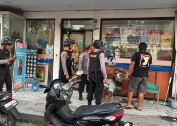 The Jalak Nusa Team from the Nusa Penida Police arrested an intoxicated American citizen on Jalan Raya Mentigi, Batununggul Village, Monday (March 30, 2026). (Photo: Nusa Penida Police doc.)