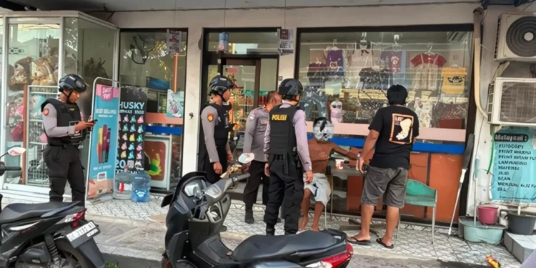 American Tourist Detained After Drunken Outburst on Nusa Penida Road in Bali 37 The Jalak Nusa Team from the Nusa Penida Police arrested an intoxicated American citizen on Jalan Raya Mentigi, Batununggul Village, Monday (March 30, 2026). (Photo: Nusa Penida Police doc.)