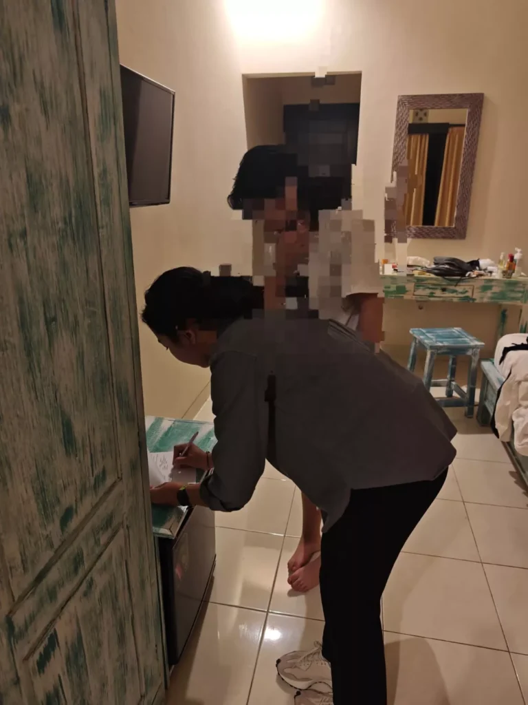 Bali Police Arrest Ride-Hailing Driver in Alleged Assault of Chinese Tourist After He Returned to Her Villa 38
Photo of an officer asking for information from a Chinese tourist who was a victim of rape in Pecatu, Bali (IST)