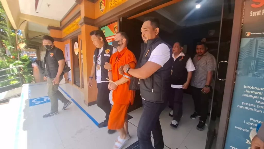 Scottish Crime Boss Steven Lyons Arrested in Bali After Two-Year Manhunt for Spain Murders 4 Photo: Steven Lyons being escorted to a detention van at Bali Police Headquarters, Tuesday (March 31, 2026).