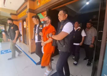Photo: Steven Lyons being escorted to a detention van at Bali Police Headquarters, Tuesday (March 31, 2026).