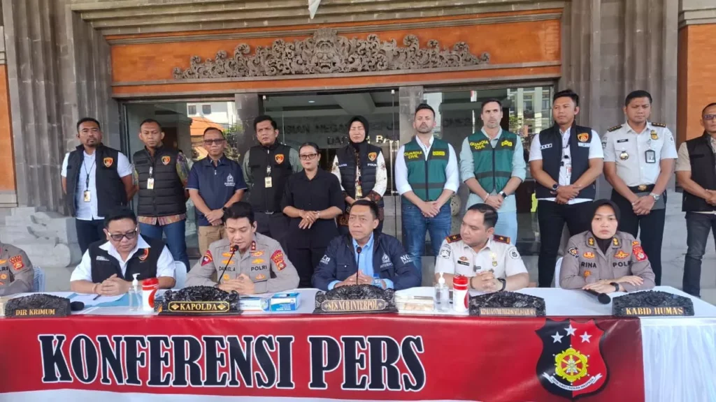 Scottish Crime Boss Steven Lyons Arrested in Bali After Two-Year Manhunt for Spain Murders 39
Photo of the Press Conference Regarding the Detention of European International Fugitive, Steve Lyons at the Bali Police Headquarters, March 31, 2026 (Hey Bali)