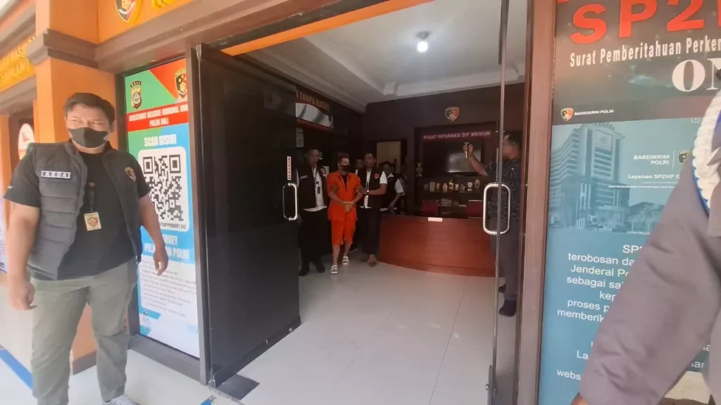 Scottish Crime Boss Steven Lyons Arrested in Bali After Two-Year Manhunt for Spain Murders 40 Photo: Steven Lyons being escorted to a detention van at Bali Police Headquarters, Tuesday (March 31, 2026).(Hey Bali)