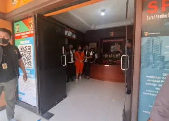 How Bali Immigration Detected and Detained a British Interpol Fugitive at Entry 38 Photo: Steven Lyons being escorted to a detention van at Bali Police Headquarters, Tuesday (March 31, 2026).(Hey Bali)