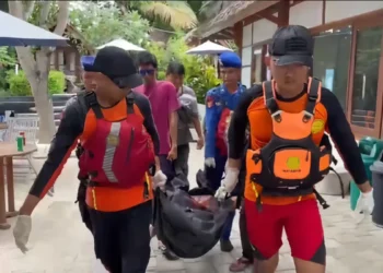 Photo: A joint SAR team recovers the body of British citizen Robert Peter Ladd (46), who died after going missing during a shore dive in the waters off Gili Air, Gili Indah Village, Pemenang District, North Lombok, Tuesday (March 24, 2026). (Doc. Mataram SAR)