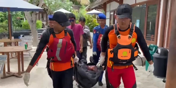 Photo: A joint SAR team recovers the body of British citizen Robert Peter Ladd (46), who died after going missing during a shore dive in the waters off Gili Air, Gili Indah Village, Pemenang District, North Lombok, Tuesday (March 24, 2026). (Doc. Mataram SAR)