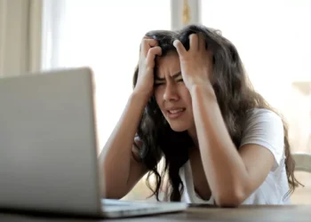 Illustration of a woman who is stressed and dizzy working from home (ist)