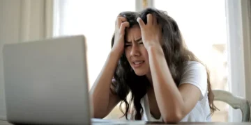 Illustration of a woman who is stressed and dizzy working from home (ist)