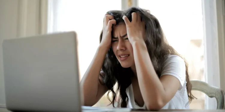 Illustration of a woman who is stressed and dizzy working from home (ist)