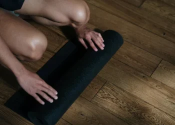 Illustration of a woman rolling up her yoga mat after doing yoga in Bali (Pexels)