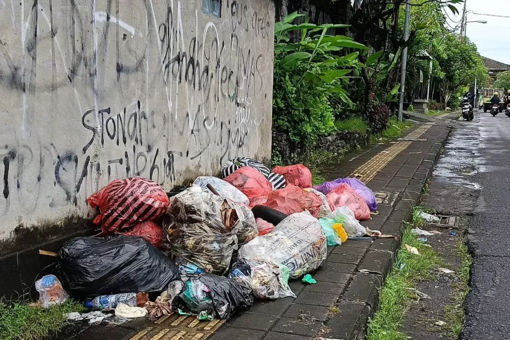 Garbage on the streets of Denpasar City when the Suwung Landfill closed on March 1, 2026.
