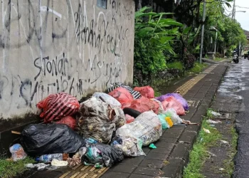 Garbage on the streets of Denpasar City when the Suwung Landfill closed on March 1, 2026.