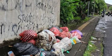 Garbage on the streets of Denpasar City when the Suwung Landfill closed on March 1, 2026.