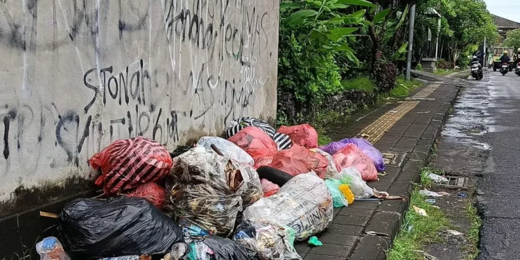 Garbage on the streets of Denpasar City when the Suwung Landfill closed on March 1, 2026.