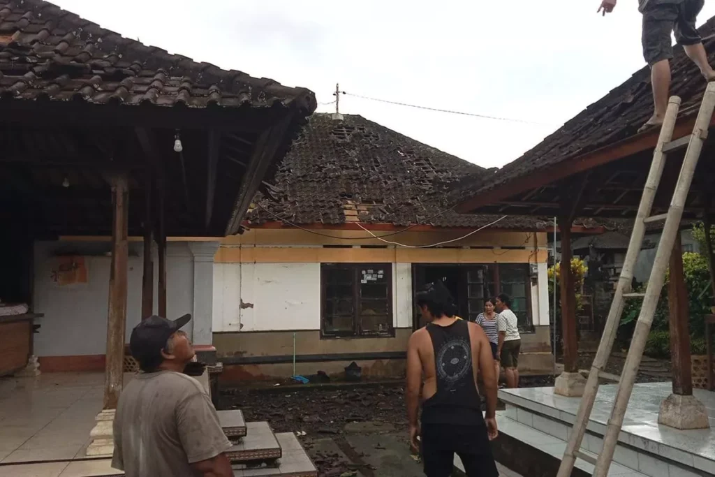 One of the residents' houses damaged by strong winds in Banjar Sandan Dangin Yeh, Sesandan Village, Tabanan District, Tabanan Regency, Bali Province, Tuesday afternoon (April 7, 2026). (Tabanan Regional Disaster Management Agency.)
