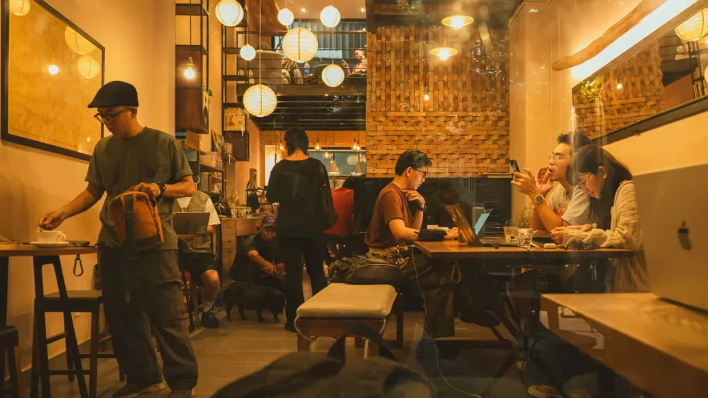 Illustration photo of the atmosphere of activities in a coffee shop at night (Hey Bali)