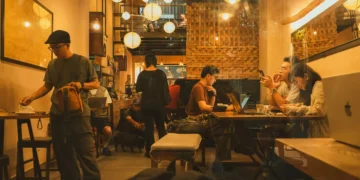 Illustration photo of the atmosphere of activities in a coffee shop at night (Hey Bali)