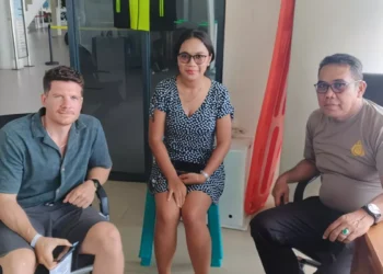 Stranded in Labuan Bajo: German Tourists Left Waiting for Komodo Trip Raise Questions About Travel Reliability in Indonesia 41 Photo: Left-right: Tourist representatives, travel agent representatives, and the Head of the West Manggarai Police's Mobile Security Unit, First Inspector Abnel Tamonob, during mediation at the Labuan Bajo Marina Port, West Manggarai, NTT, Monday (April 6, 2026). (Doc. West Manggarai Police)