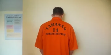 Belarusian National Arrested in Bali with 483g of Cannabis and 33g of Cocaine in International Drug Bust 1 Photo: HS, a Belarusian citizen arrested by the Denpasar Police Narcotics Unit with marijuana and cocaine as evidence. (Doc. Denpasar Police)