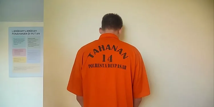 Photo: HS, a Belarusian citizen arrested by the Denpasar Police Narcotics Unit with marijuana and cocaine as evidence. (Doc. Denpasar Police)