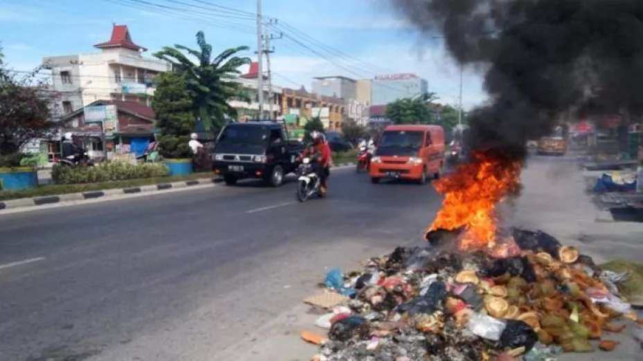 Bali Banned Organic Waste from Its Main Dump. Now Residents Are Burning It 39 news lg 1661857913 69d3b333950f3